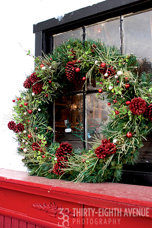 Red Mantle Holiday Wreath